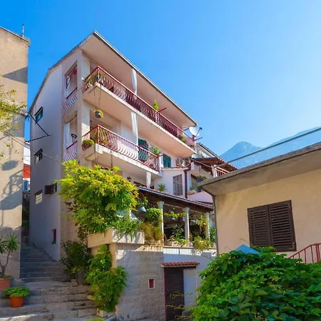 Apartments And Rooms With Wifi Makarska - 11063 Makarska
