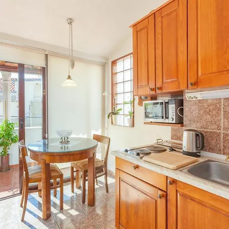 Apartments And Rooms With Wifi Makarska - 11063 3*
