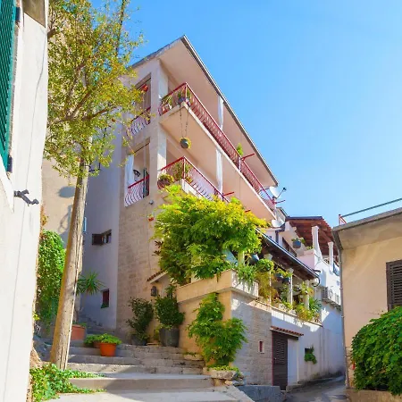 Apartments And Rooms With Wifi Makarska - 11063