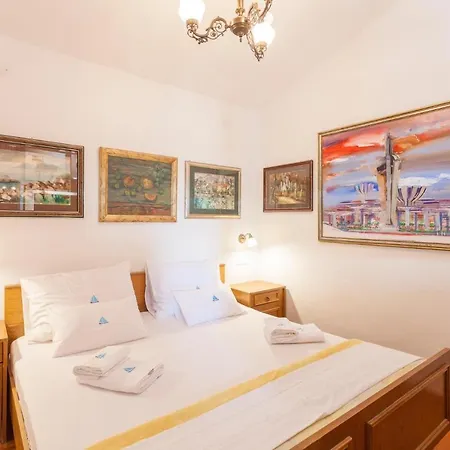 Apartments And Rooms With Wifi Makarska - 11063 Guest house