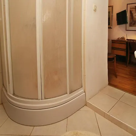 Apartments And Rooms With Wifi Makarska - 11063 Guest house