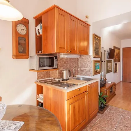 Apartments And Rooms With Wifi Makarska - 11063